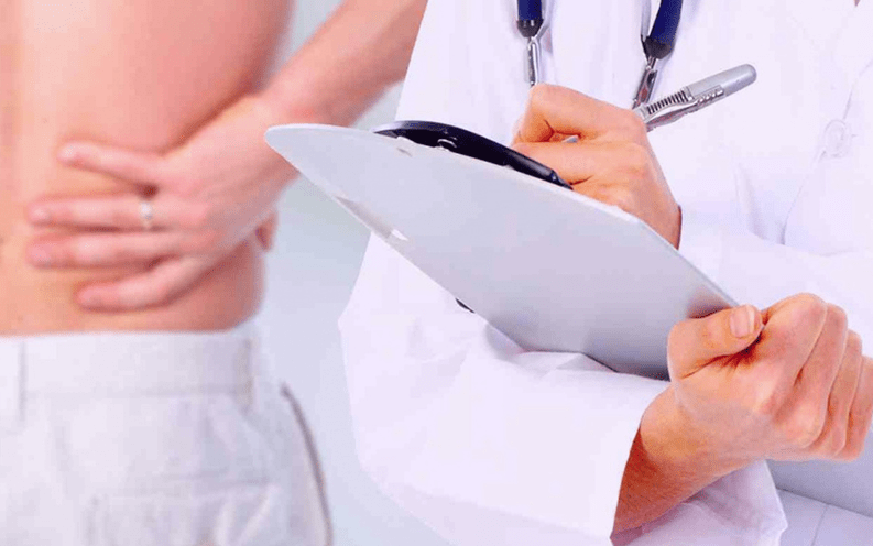 médico prescribe tratamento para a dor lumbar